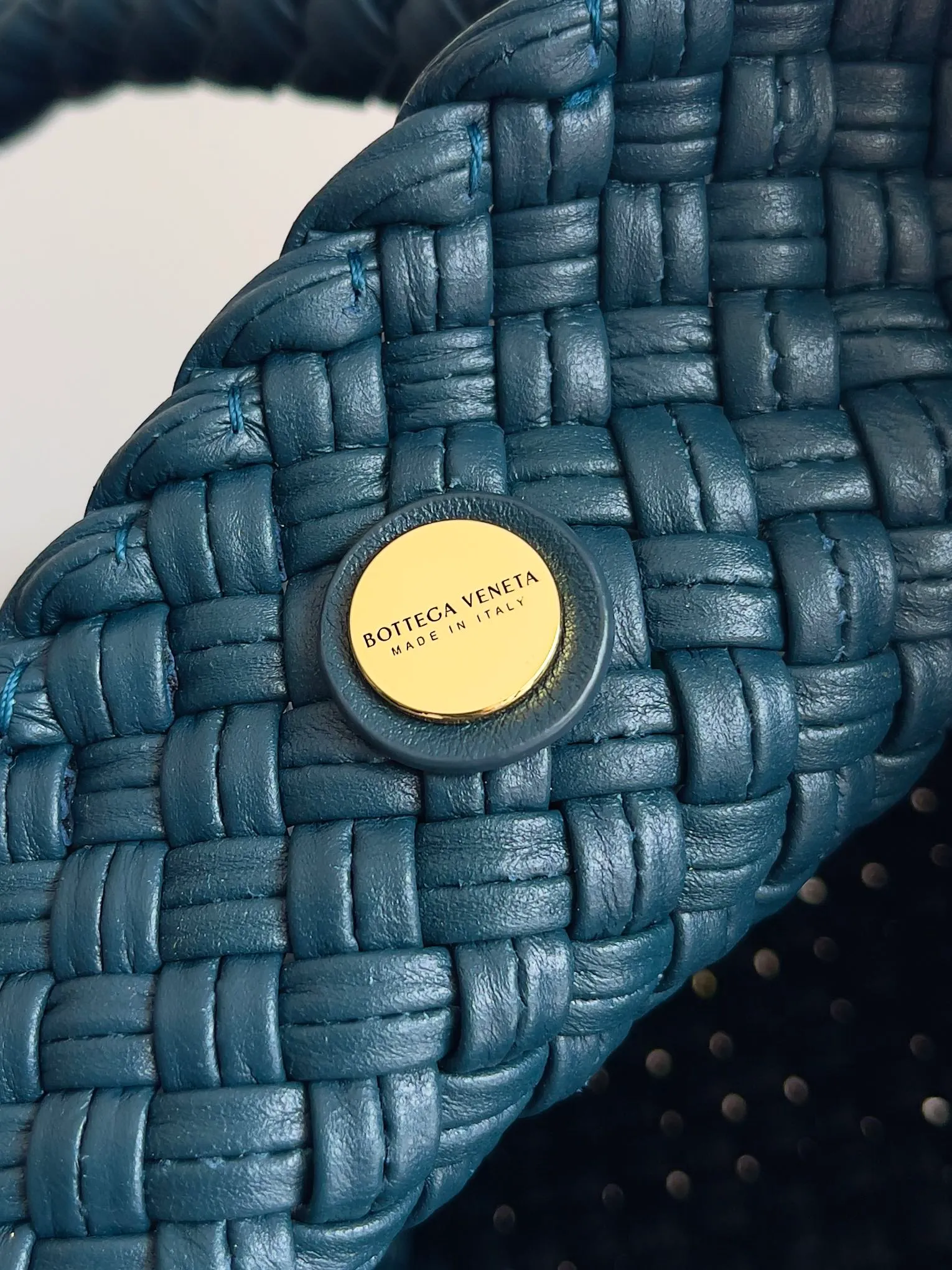 Batch 5960 BV collectible small woven handbags are really YYDS!! Bottega Veneta’s most classic small woven handbags are back! ! We use the highest quality leather with the highest craftsmanship❤️ to create the most expensive works. We have created the original Intrecciato leather weaving process❤️ This unique traditional exclusive leather weaving method has not only become our logo but also reflects the time-consuming and labor-intensive craftsmanship of our products❤️ The new TOSCA handbag must be a selection worth collecting🆕⚠️⚠️Babies, malachite can be sold separately and can be assembled by yourself Style number: 716974 Size: 27*9*18cm